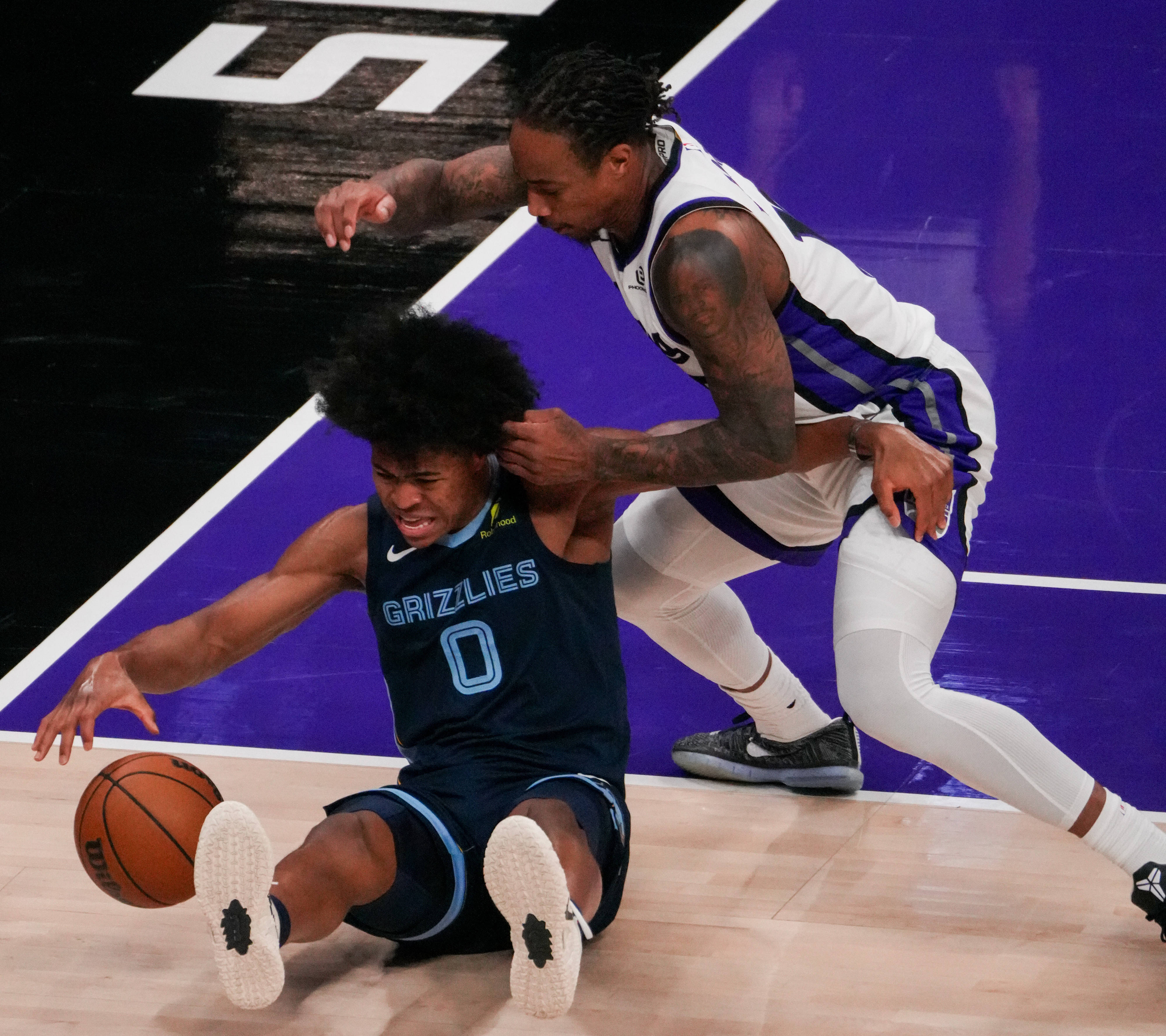 灰熊完胜广东队，拉文点燃赛场