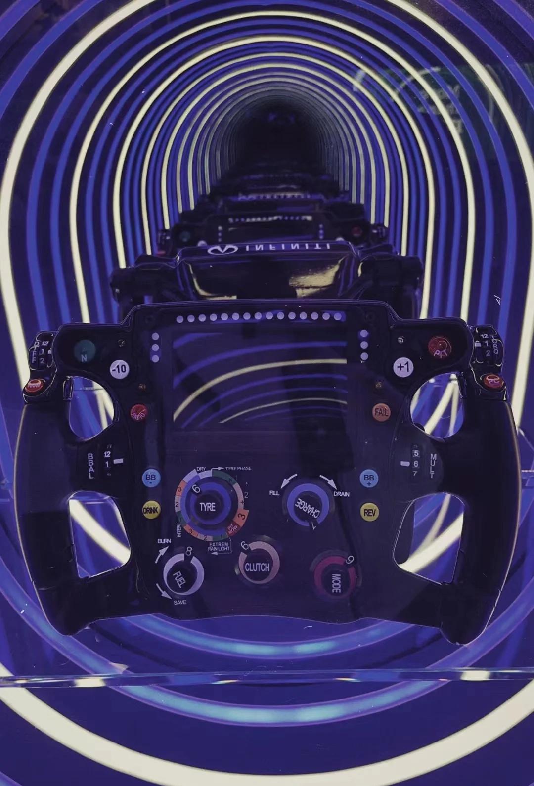 红牛车队险胜哈斯车队，汉密尔顿点燃赛场