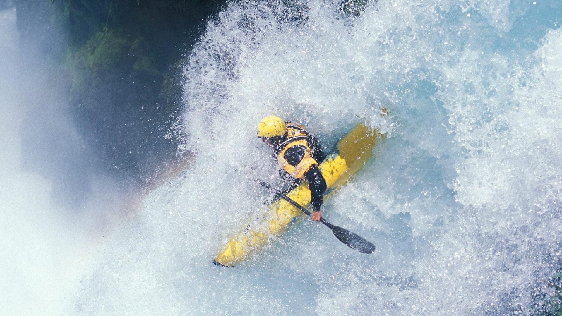 当F1引擎熄灭时,迪马利亚用一记外脚背划亮了整座城市—记一场跨越赛道的制胜之夜