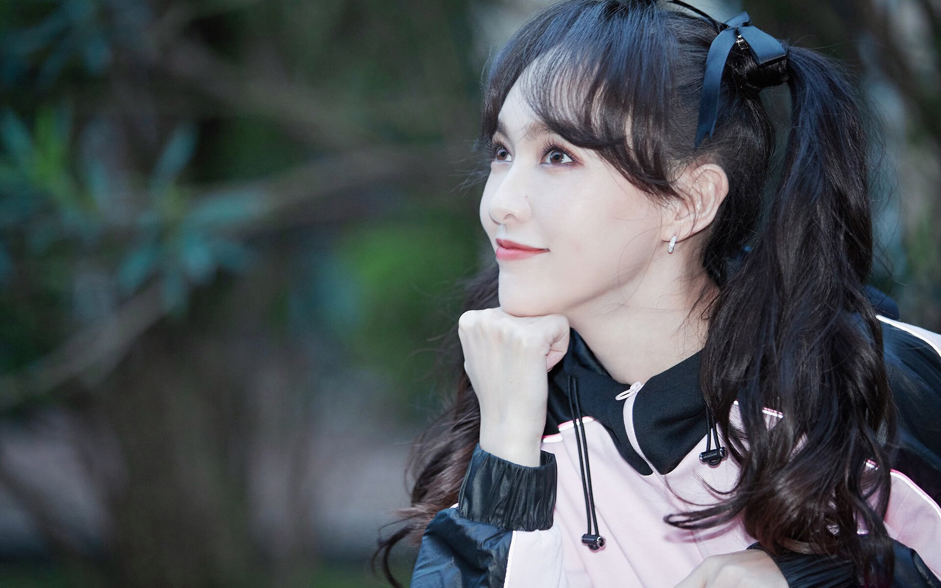 东决关键战之夜,当全场目光聚焦时,杰伦·格林突然笑了